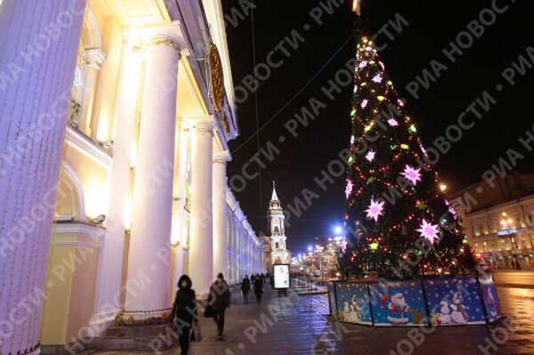Подготовка к празднованию Нового года идет в Санкт-Петербурге