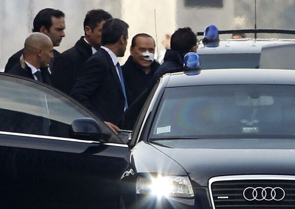 Сильвио Берлускони покидает больницу в Милане