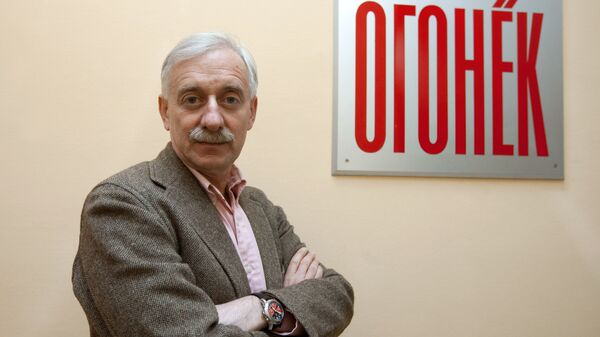 Главный редактор журнала Огонек Виктор Лошак во время интервью журналистам