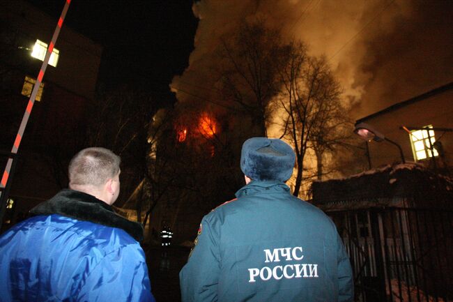 Тушение крупного пожара в жилом доме старой постройки в центре Москвы в районе Чистопрудного бульвара.