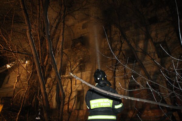 Пожарные спасли почти 100 человек из горящего дома в Екатеринбурге