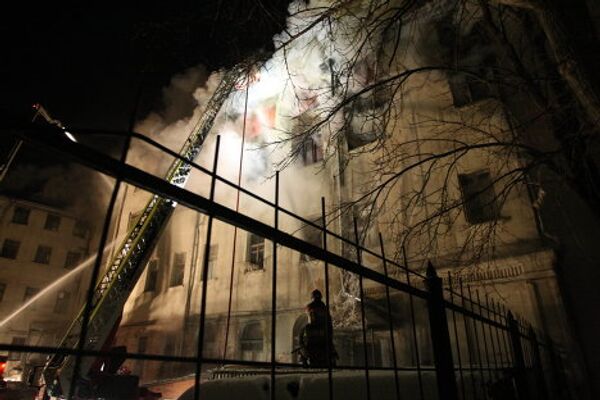 Тушение крупного пожара в жилом доме старой постройки в центре Москвы в районе Чистопрудного бульвара.