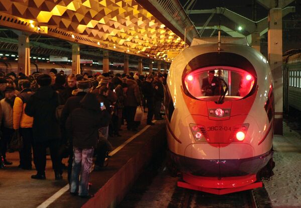 Высокоскоростной поезд Сапсан прибыл на Московский вокзал Санкт-Петербурга
