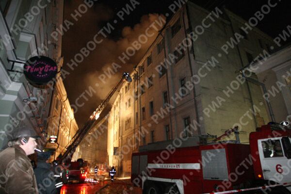 Тушение крупного пожара в жилом доме старой постройки в центре Москвы в районе Чистопрудного бульвара