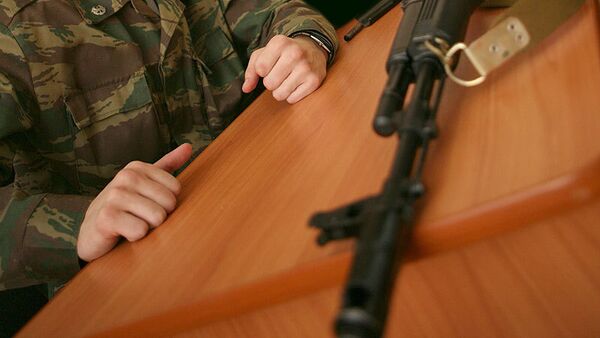 Российский военнослужащий покинул часть с оружием