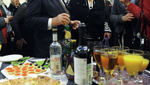 Учителям и врачам в Москве запретили новогодние застолья с алкоголем на работе