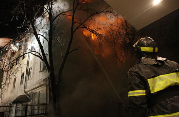Тушение крупного пожара в доме старой постройки в центре Москвы. Архив