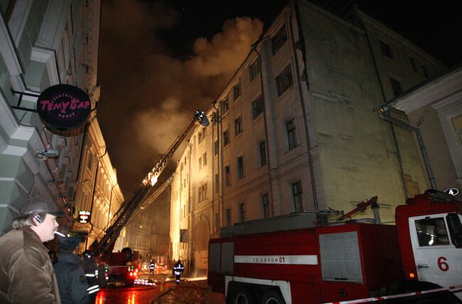 Тушение крупного пожара в жилом доме старой постройки в центре Москвы в районе Чистопрудного бульвара