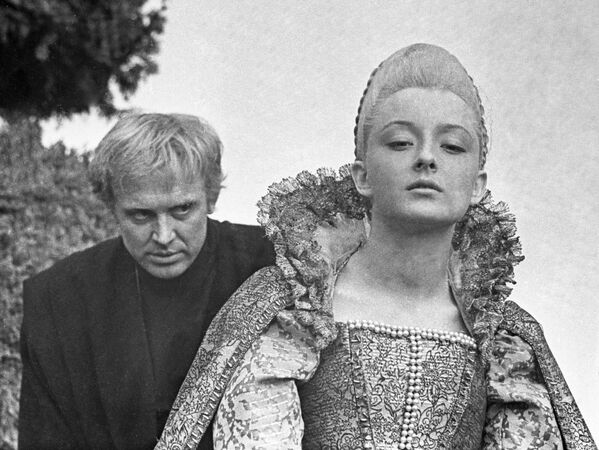 Анастасия Вертинская и Иннокентий Смоктуновский на съемках фильма Гамлет. 1964