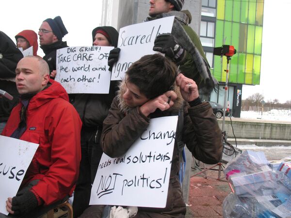 Активисты молодежных экологических организаций бреют головы у здания Белла-центра в Копенгагене в знак стыда за провал климатического саммита ООН