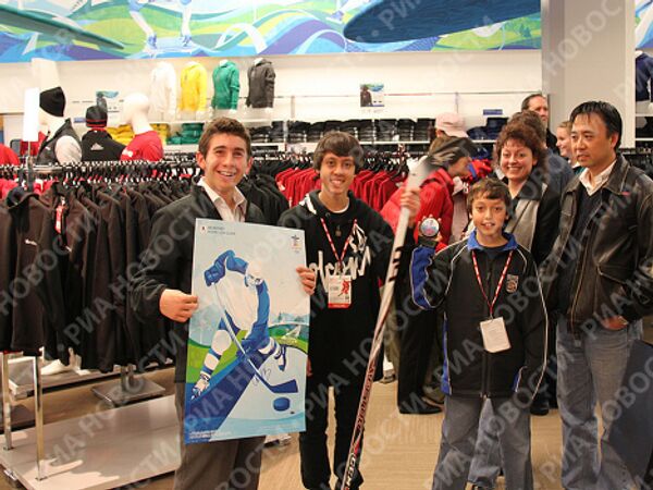 В Олимпийском магазине в Ванкувера во время автограф-сессии Александра Овечкина