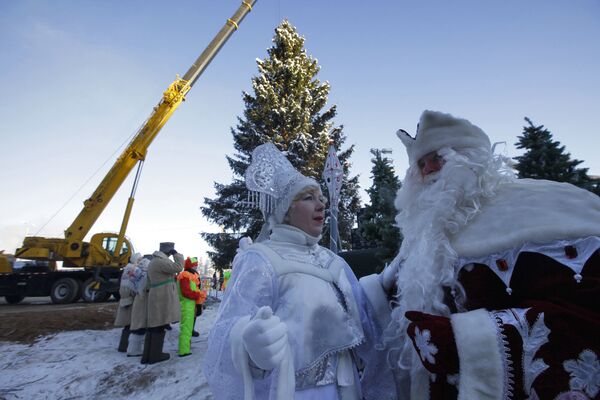 Главную елку страны везет в Москву Дед Мороз