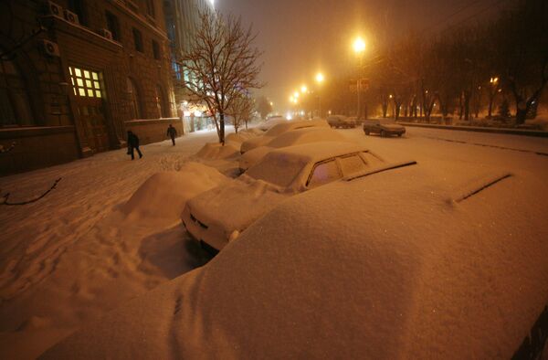 Занесенные снегом автомобили на Аллее Героев в Волгограде.