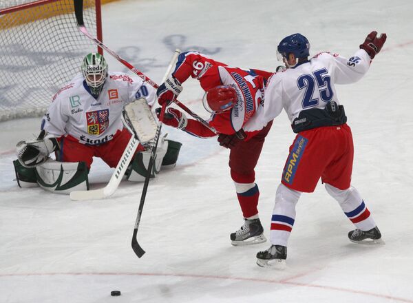 Игроки (слева направо): голкипер Марек Шварц (Чехия), Олег Сапрыкин (Россия) и Ярослав Беднарж (Чехия)