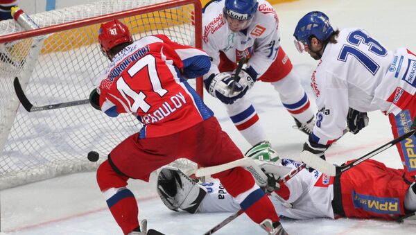 Нападающий сборной России Александр Радулов (в красном) забивает гол в ворота сборной Чехии