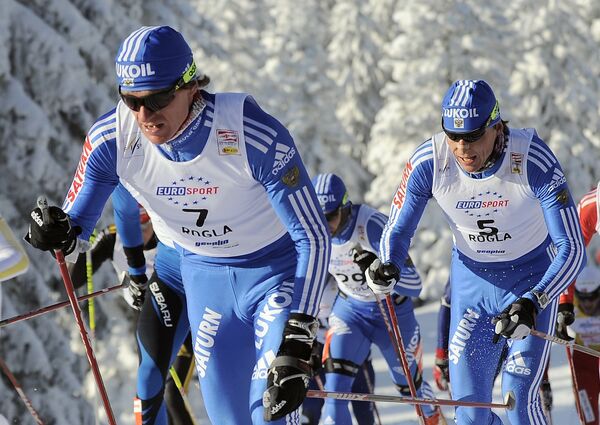Российские лыжники Максим Вылегжанин (номер 7) и Александр Легков (номер 5)