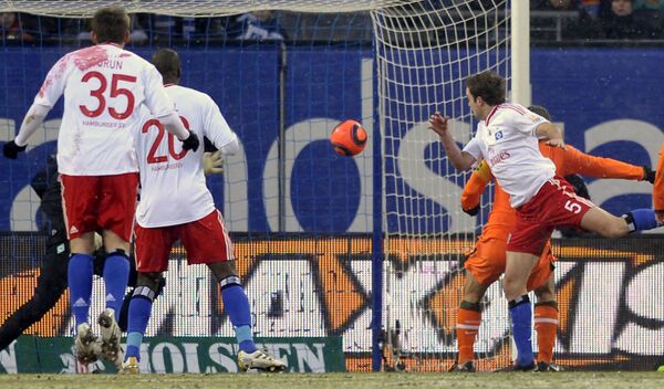 Защитник Гамбурга Йорис Матийсен (справа) забивает гол в ворота Вердера