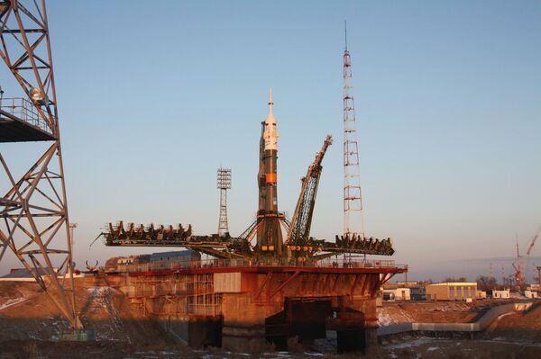 Установка ракеты-носителя Союз-ФГ с транспортным кораблем Союз ТМА-17 на стартовой позиции