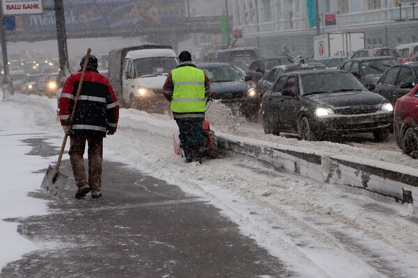 Ожидаемый снегопад все же оказался проблемой для Москвы