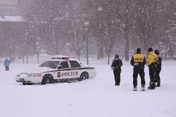 Вашингтонский полицейский угрожал пистолетом бросившим в него снежок