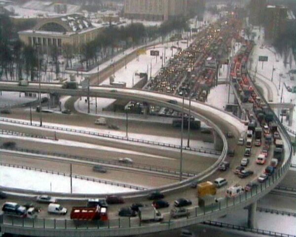 Снегопад парализовал Москву. Видео проекта Яндекс.Пробки 