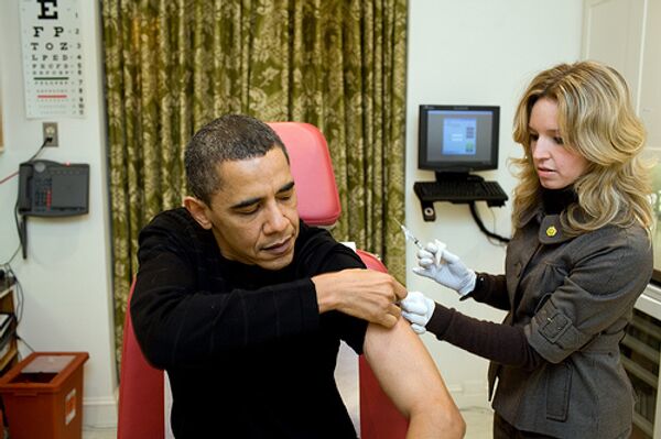 Президен США Барак Обама сделал прививку от вируса А/H1N1