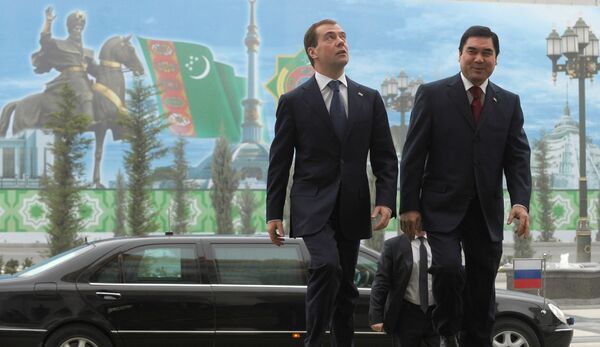 Президент России Дмитрий Медведев и президент Туркменистана Гурбангулы Бердымухамедов