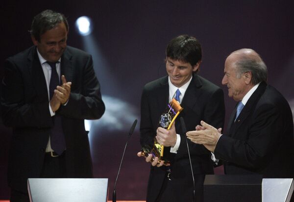 Президент УЕФА Мишель Платини, аргентинский футболист Лионель Месси, президент ФИФА Зепп Блаттер (слева направо)