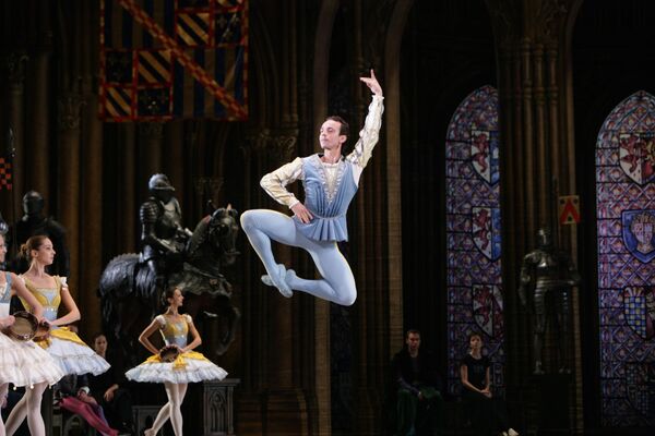 Сцена из балета Эсмеральда. Денис Медведев в партии Гренгуара