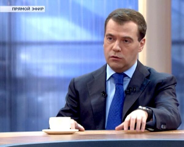 Медведев призвал развивать демократические институты в регионах
