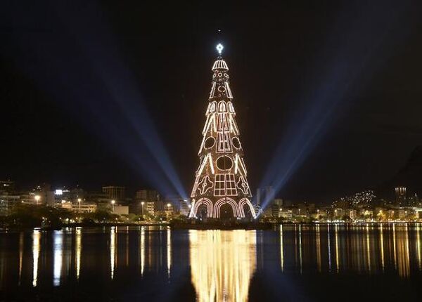 Самая высокая в мире плавучая елка - один из символов Рио-де-Жанейро