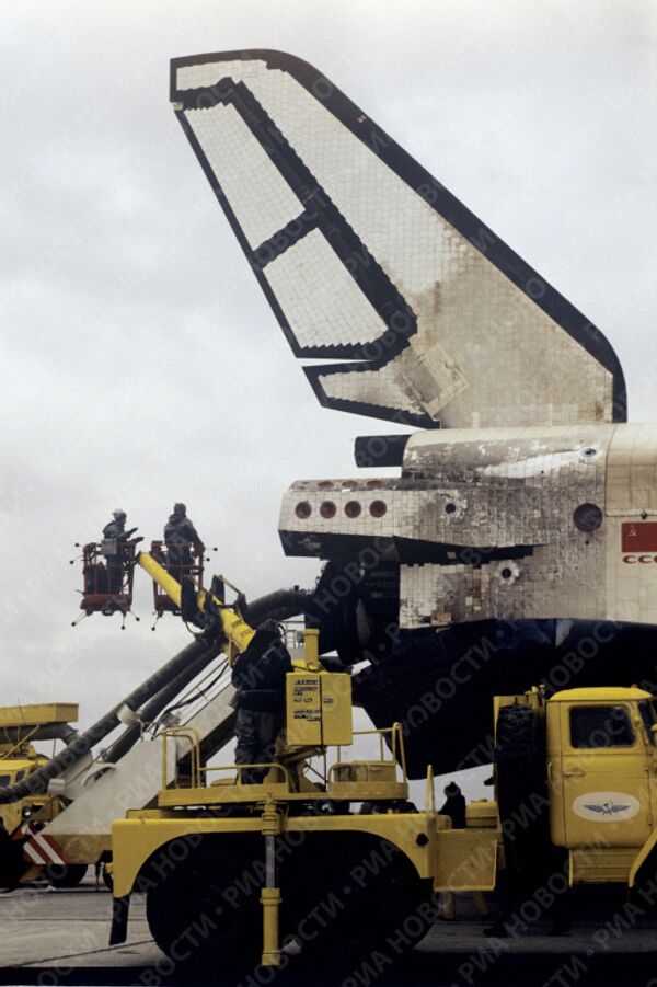 Орбитальный космический корабль Буран после приземления