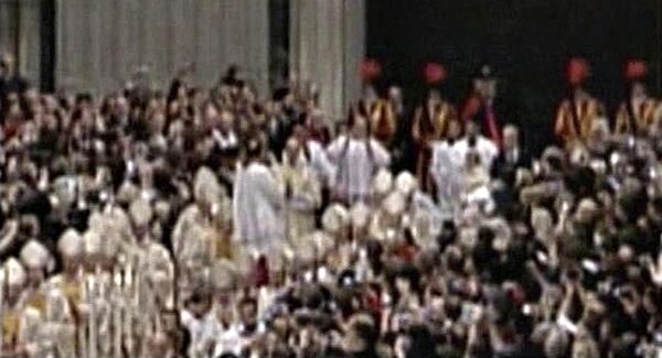 Нападение на Папу Римского Бенедикта XVI во время рождественской мессы