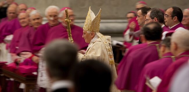 Перед рождественской мессой в Ватикане неизвестный бросился на Папу