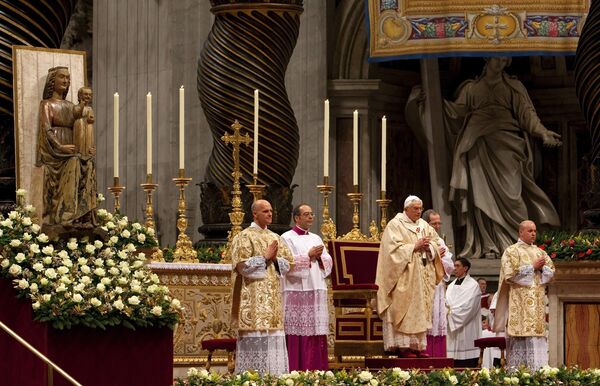 Папа римский Бенедикт XVI проводит Рождественскую мессу в Базилике Светого Петра в Ватикане