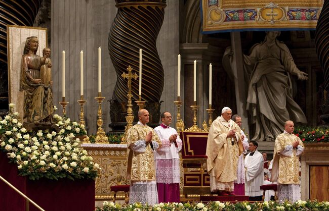 Папа римский Бенедикт XVI проводит Рождественскую мессу в Базилике Светого Петра в Ватикане