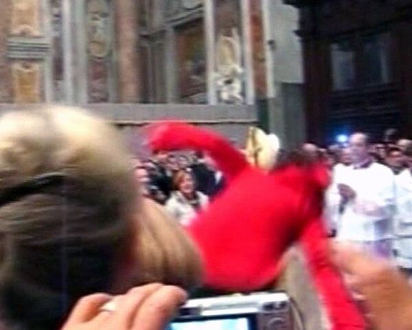 Женщина напала на Папу Римского. Съемка очевидца