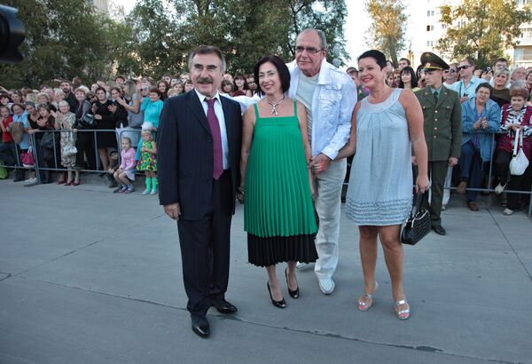 Леонид Каневский и Эмануил Виторган с супругами. Архивное фото