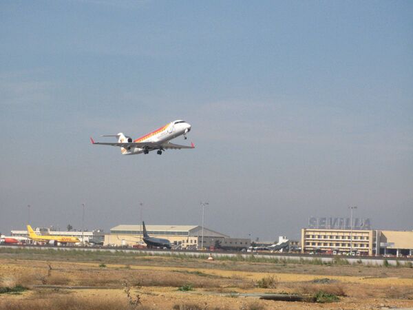 Взлет самолета в аэропорту Севильи. Испания. Архив