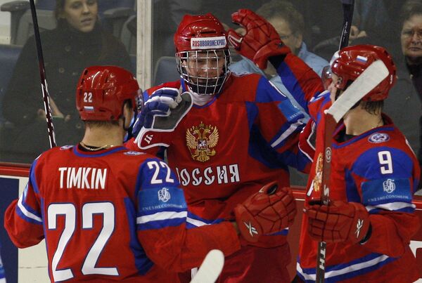 Хоккеисты российской молодежки Евгений Кузнецов (в центре), Евгений Тимкин (слева) и Егор Дугин (справа)