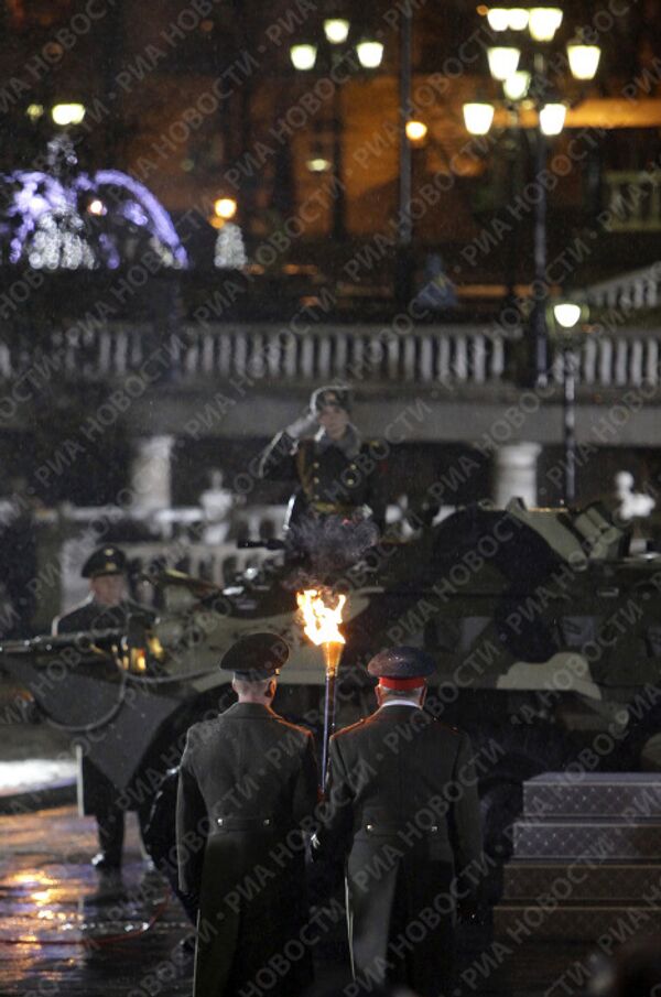 Церемония перенесения Вечного огня из Александровского сада на Поклонную гору прошла в Москве
