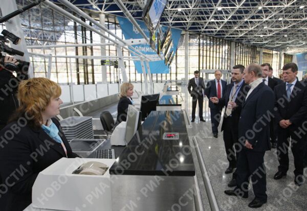 Премьер-министр России В.Путин осмотрел комплекс зданий и сооружений аэропорта города Сочи