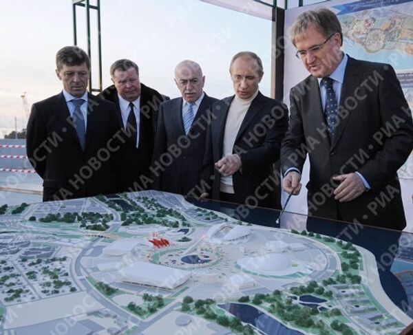 Премьер-министр России В.Путин осмотрел макет Олимпийского парка