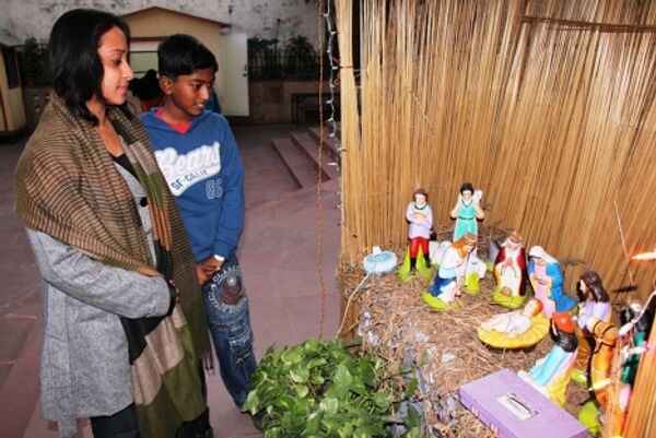 Прихожане керальской ортодоксальной церкви разглядывают рождественныский вертеп