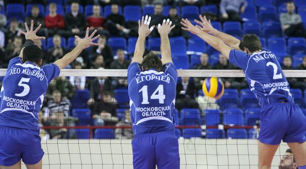 Игроки Искры Лео Минейро, Андрей Егорчев и Антон Мысин (слева направо)