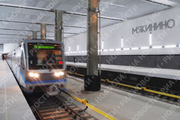 Поезд на новой станции московского метро - Мякинино