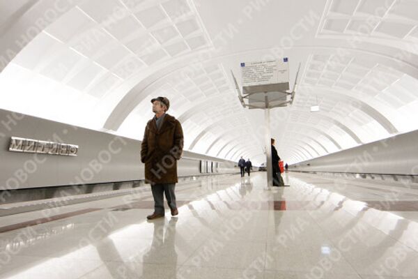 Первые пассажиры на открытии новой станции московского метро - Митино