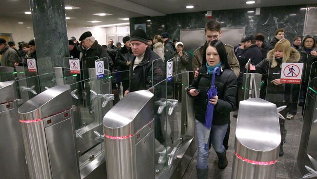 Пассажиры на станции московского метро Митино. Архив