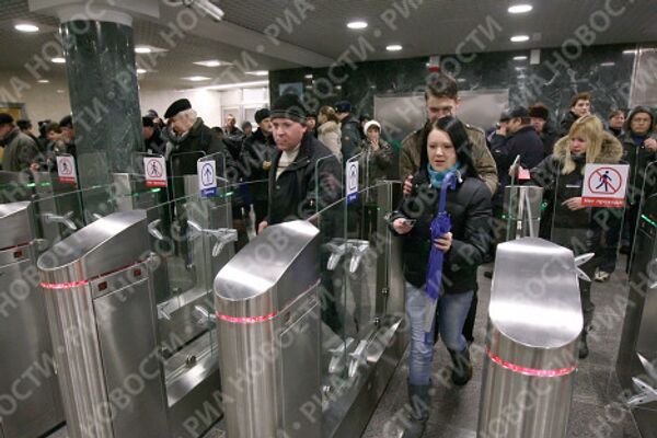 Первые пассажиры в день открытия новой станции московского метро - Митино