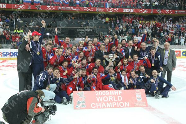 Сборная России по хоккею празднует победу над сборной Канады в финале чемпионата мира-2009